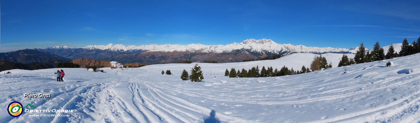 22 Bellissima vista panoramica sul Rif. Magnolini e verso la Presolana.jpg